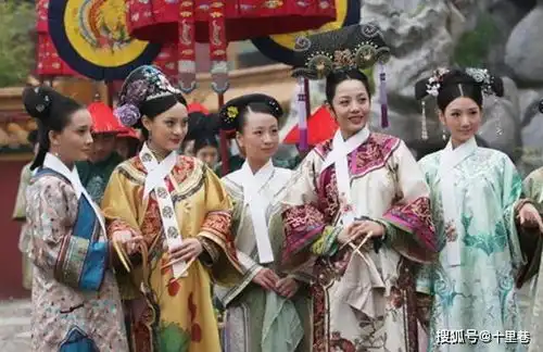 清朝嫔妃为何脖子上总挂一条白绢除了保暖,还是为了方便皇帝