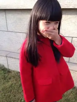 小小龙女张籽沐最新萌照网友求不要长大
