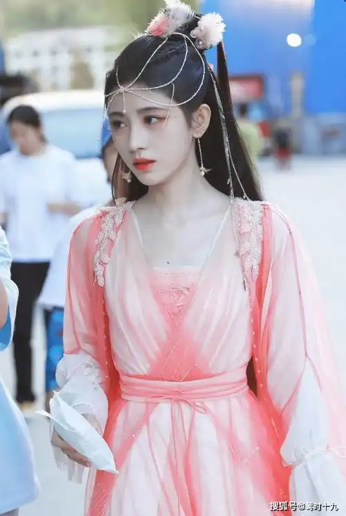 鞠婧祎一个人就能演完欢天喜地七仙女,新剧造型多变都很耐看
