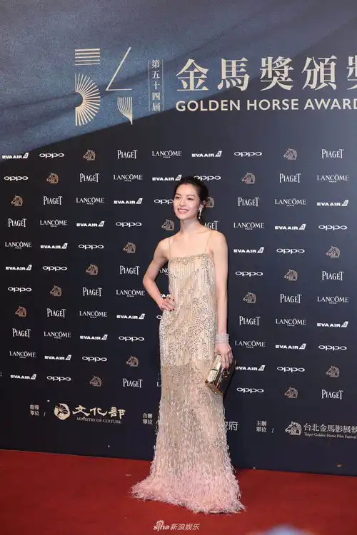 组图芳华女主钟楚曦亮相金马奖复古吊带长裙秀优雅曲线