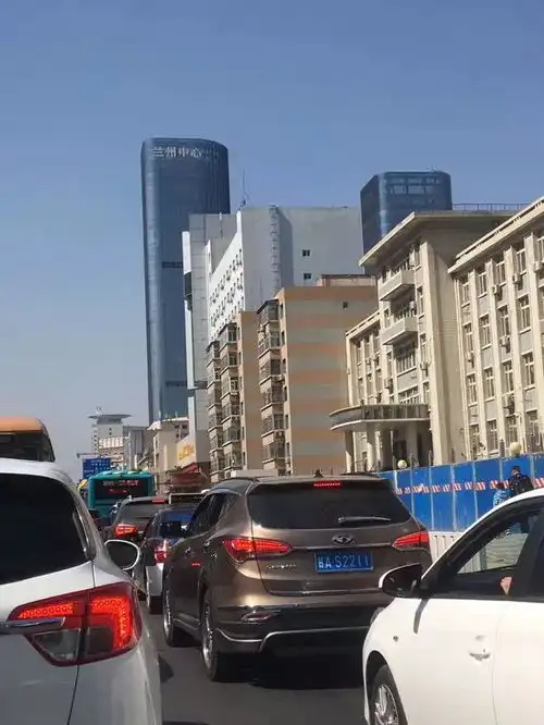 国庆甘肃车祸频发高速堵车,现场一片狼藉...视频图片