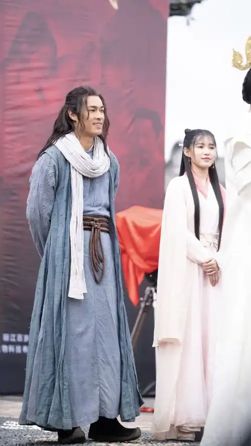 新天龙八部官宣了,杨祐宁乔峰的剧照还不错啊,没...

