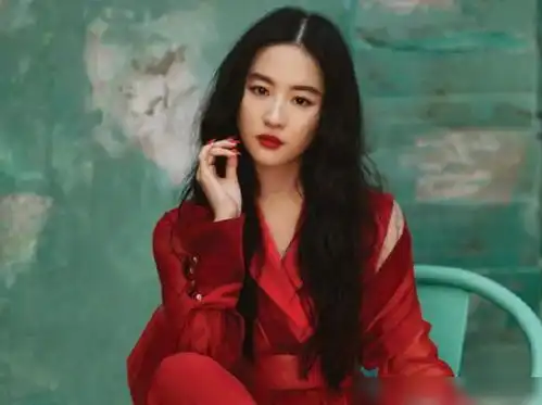 刘亦菲现身花木兰宣传路演现场和粉丝合影
