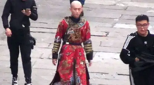 不适合古装的张一山在鹿鼎记的剧照曝出,与第一版陈小春神似
