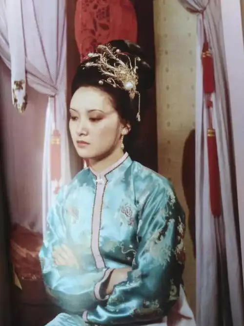 从红楼梦中两个女人的不同选择,看曹雪芹笔下女性的隐忍
