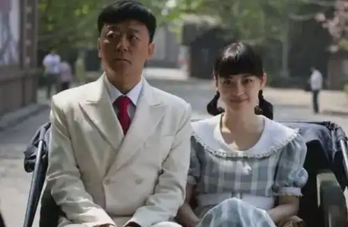49岁梅婷携儿女游伦敦,穿破烂t恤难掩巨星气质,女儿似复制粘贴
