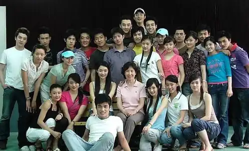 杨幂谁红跟谁玩儿,现在黏上了张小斐都被照片出卖了
