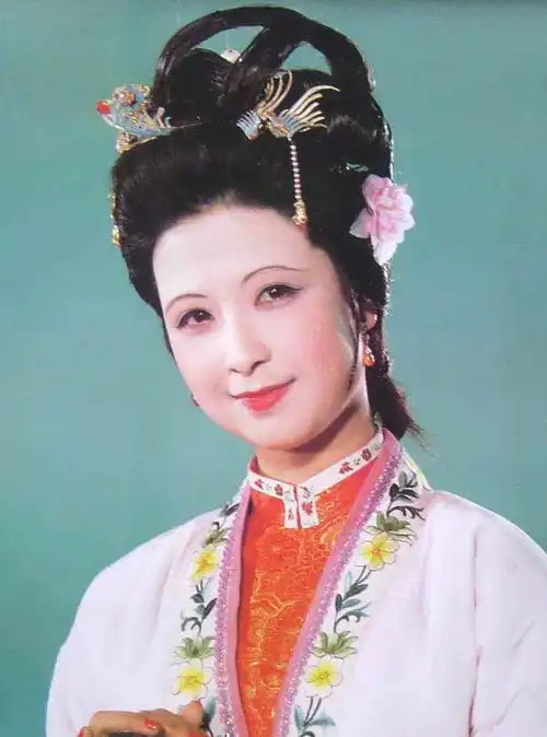 87版红楼梦之尤二姐剧照有刘海和没有刘海,差距一目了然
