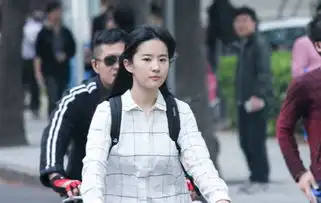 致青春2曝新剧照刘亦菲骑单车吴亦凡打棒球