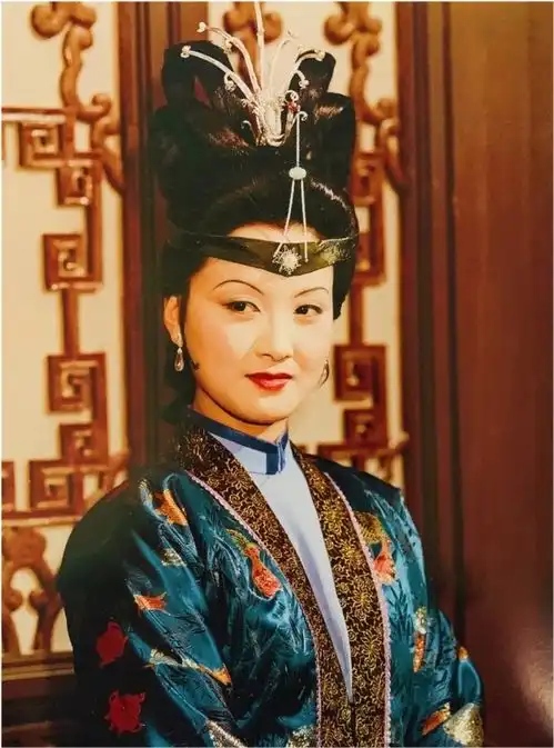 87版红楼梦服饰有多讲究光王熙凤这3套衣服,就需要细细品味
