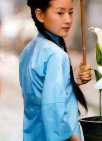 女星古装撑伞,赵丽颖白衣太朴素,霍思燕侧颜惊艳
