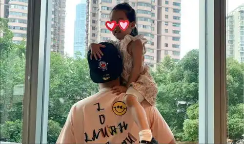 陈赫带俩女儿一起赴宴,安安与妹妹争宠,陈赫无奈扛一个抱一个
