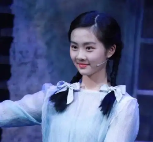吾家有女初长成15岁多多舞台剧亮相,双马尾气质温婉太像孙莉
