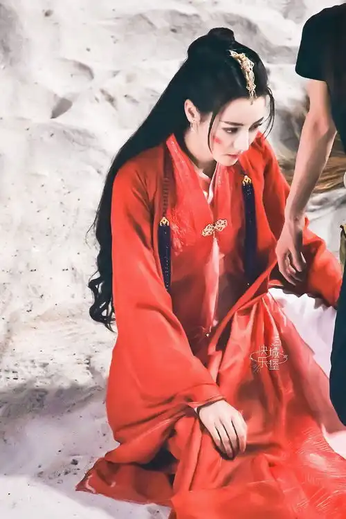 与君初相识剧照红衣