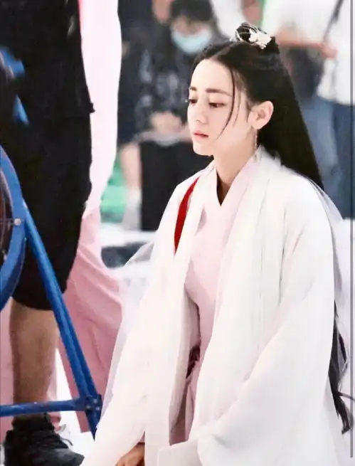 与君初相识剧组杀青,迪丽热巴任嘉伦合影,花絮中热巴好娇羞