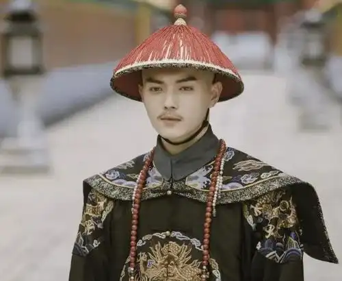 他是延禧攻略里的傅恒,用六年从侍卫到一品大官,儿子更厉害
