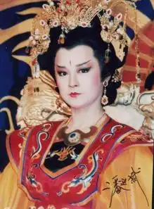 68岁潘迎紫古装剧照曝光,武则天霸气,小龙女娇俏
