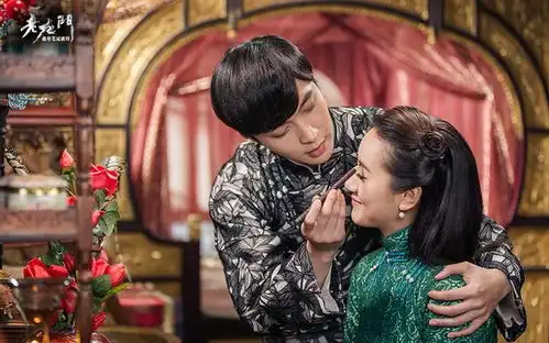 老九门的丫头长大了运动裤塞进马丁靴,配露脐吊带变酷女孩
