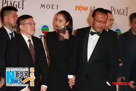 让子弹飞剧组霸气亮相金像姜文紧牵周韵玉手
