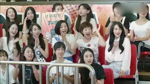 肖奈在球场上大秀球技,观众席上的女孩子不停尖叫
