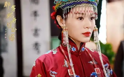 那年花开胡杏儿化身娇艳新娘凤冠霞帔华丽动人
