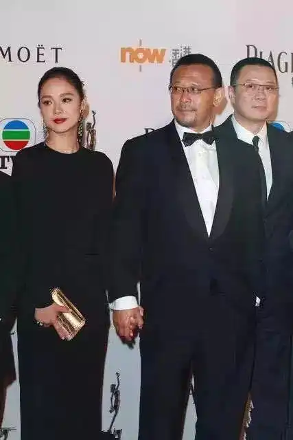 红毯上那么多小花,还是40岁的她赢了
