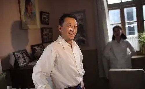 父母爱情现场角色互换演员自己化妆,而化妆师却忙着客串
