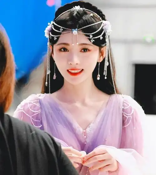 还说鞠婧祎演戏千篇一律新剧分饰三角,光看造型就等不及了
