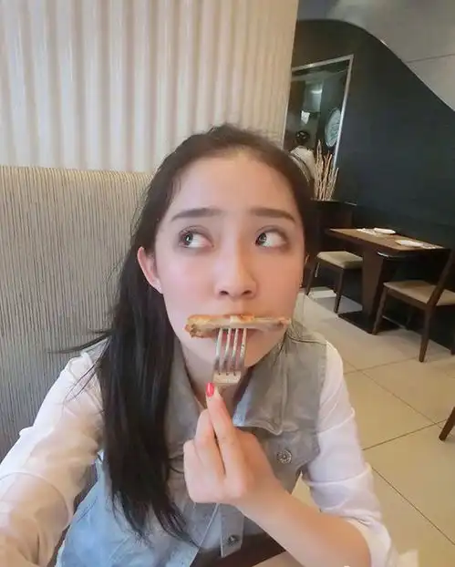 吃货信条95小花孙佳雨吃饱了再减肥
