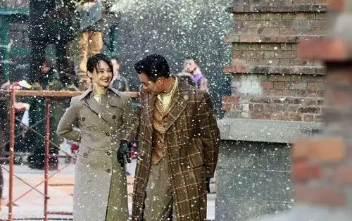 郑爽雪中撒欢笑容纯真与佟大为挽手对戏cp感满满
