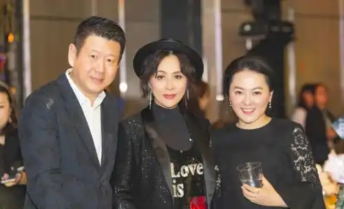 刘嘉玲一席黑装参加美丽中国慈善晚宴,却成合照杀手