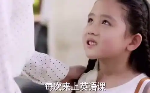 奶奶亲自送孙女上学,因为长相特别年轻,连老师都认为是妈妈
