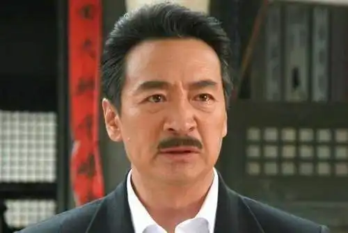 金粉世家中总理金铨娶了三房夫人,扮演者寇振海同样家有娇妻

