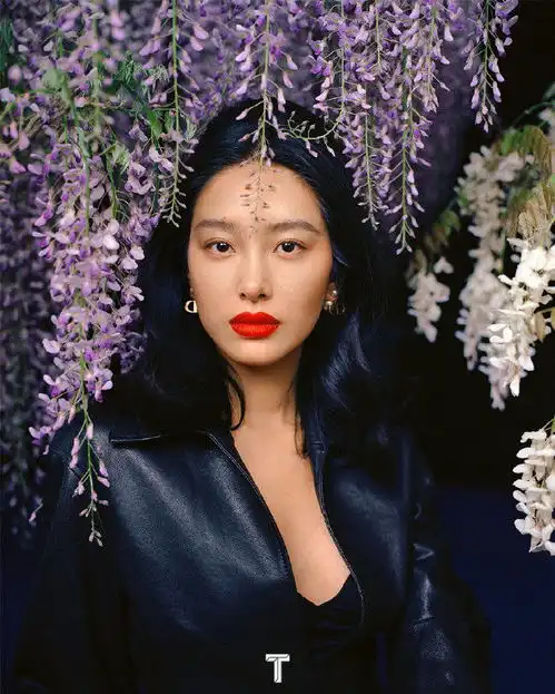 杨采钰真潮,穿米白衬衫不系扣子,条纹丝巾防走光,时髦有气质
