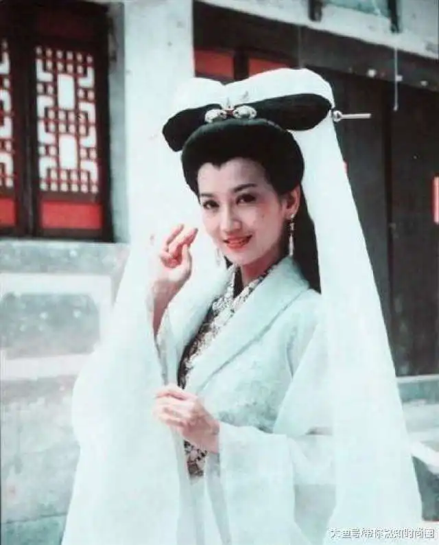 63岁赵雅芝白色套装现身杭州,时隔26年还是最美白娘子
