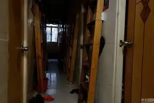 香港蜗居族棺材房仅容一张床