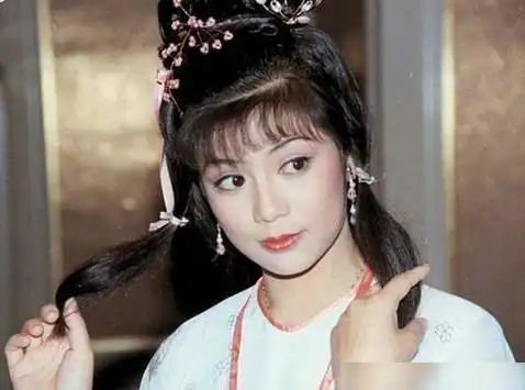 翁美玲24岁凭黄蓉走红,26岁却为情所困自杀,背后不简单