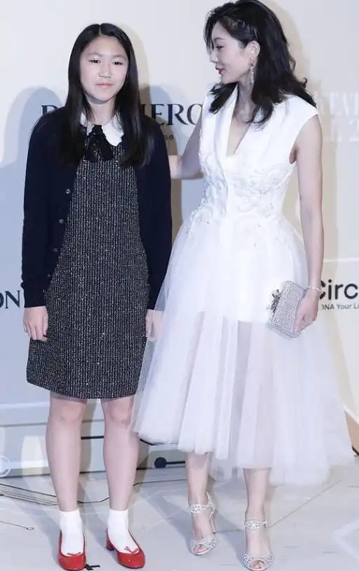 张艺谋老婆气质高级,穿西装白裙优雅迷人,和大31岁老公像隔代人
