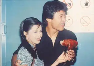生锈桥王幕后花絮翁美玲饰演一文一武孪生姐妹
