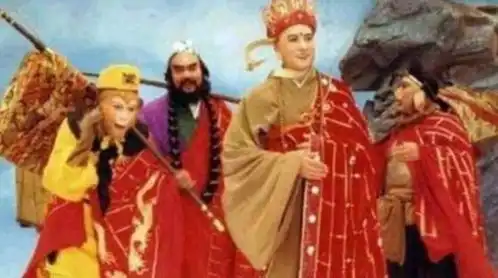 86西游记精彩幕后演员不够,工作人员凑道具不够,泡沫凑
