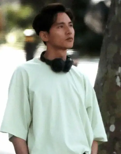 42岁的元彬路透图流出,发量感人,让90后网友羡慕不已
