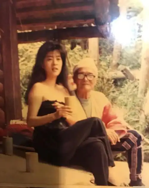 安以轩怀抱66表白妈妈,晒其年轻照认输不敢比美,安妈妈气质超赞

