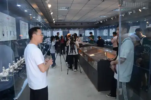 黄科大200多名师生走进登封窑上了一堂专业实践课