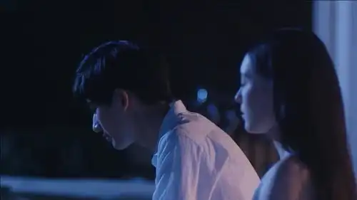 恶魔少爷向蔓葵抱上韩七录,韩七录借口送向蔓葵回家

