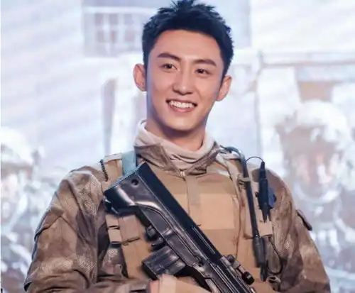 王牌部队未播,黄景瑜又一部剧低调杀青,李雪健倪大红做配
