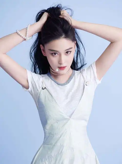 张馨予婚后综艺首秀,一身雍容大气的旗袍亮相,惊艳全场