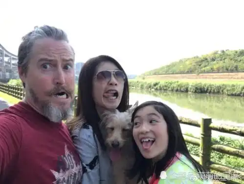 夏克立晒全家福,家里增加新成员最开心的就是女儿了,夏天有了小玩伴越来越阳光自信了
