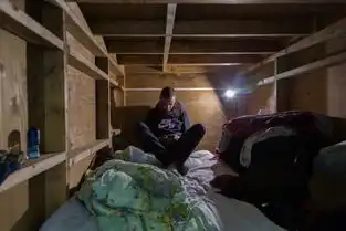 胶囊旅馆或家,一个纽约摄影师眼中的东京蜗居
