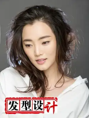 2016年秋季流行的女生时尚靓丽卷发发型
