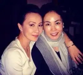 和闺蜜自拍,baby爱搞怪,丽颖一个暖心动作被赞